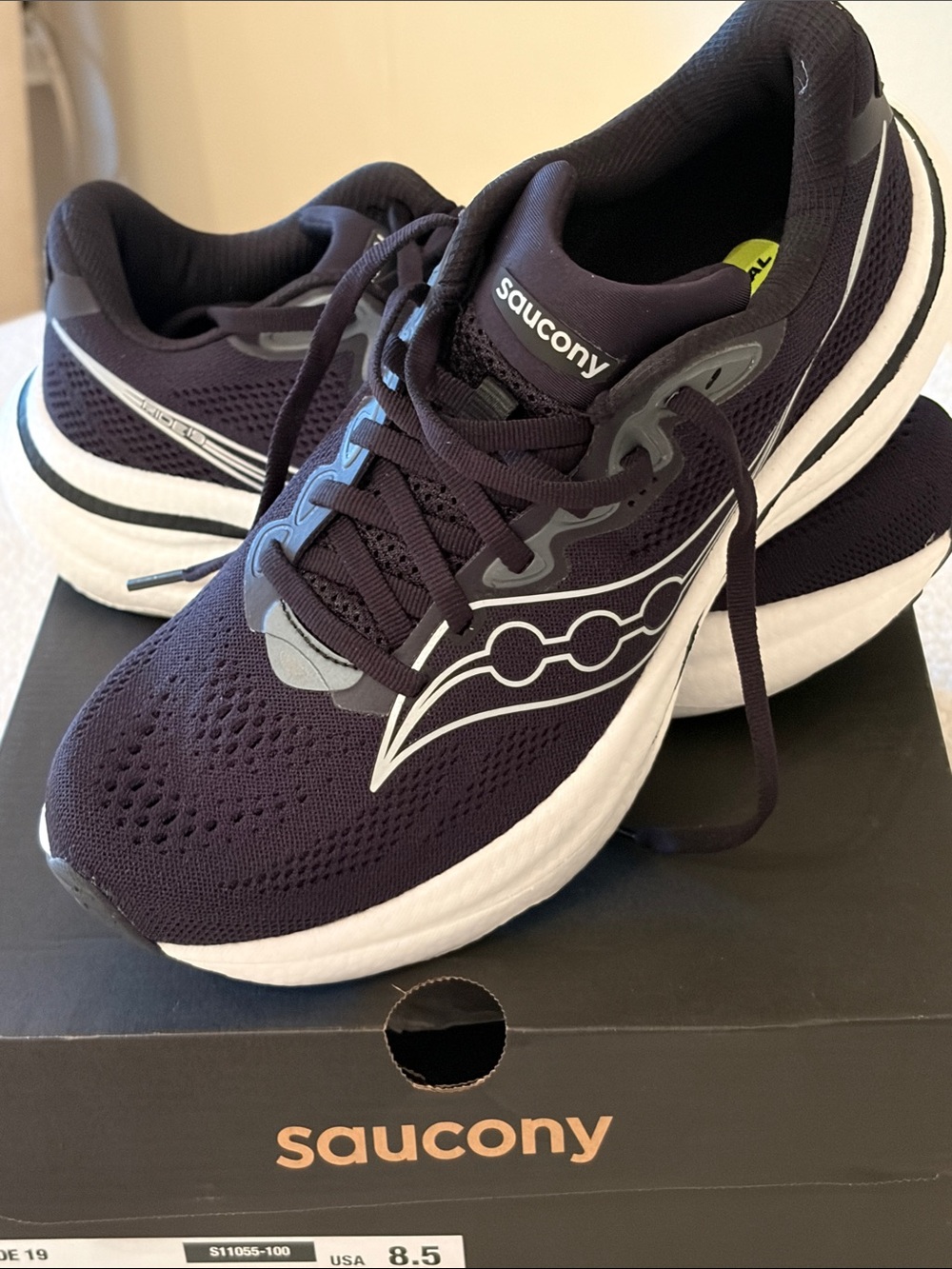 New never worn Saucony Ride 19 Athletic Shoes in Black and White - Picture 8 of 9
